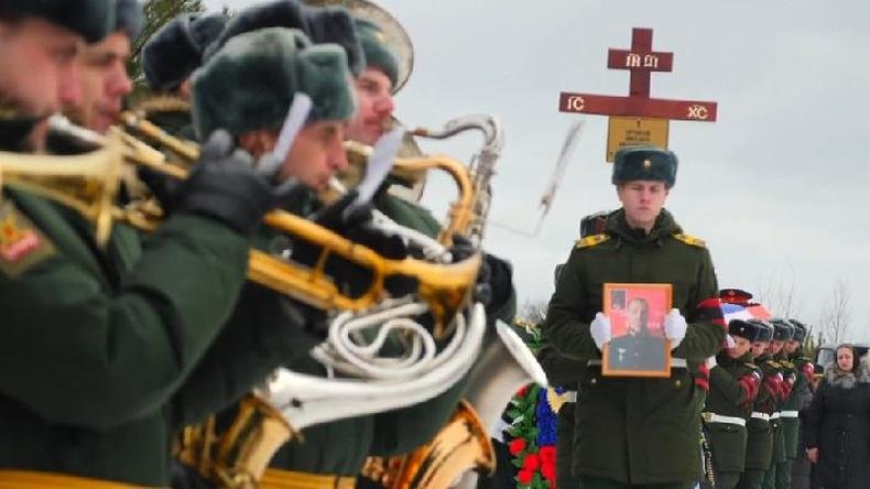 As baixas militares russas são tratadas como segredos de Estado, mas os muitos funerais desde o início do conflito são sinais de que existe um número grande de mortos(foto: BBC) cerimônia de um funeral militar