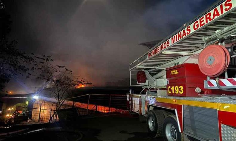 Bombeiros combatem incndio em galpo em Pedro Leopoldo