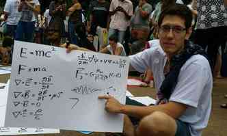 O doutorando em fsica Kevin Liu Rodrigues, de 27 anos, exibe cartaz (foto: Paulo Filgueiras/EM/D.A Press)
