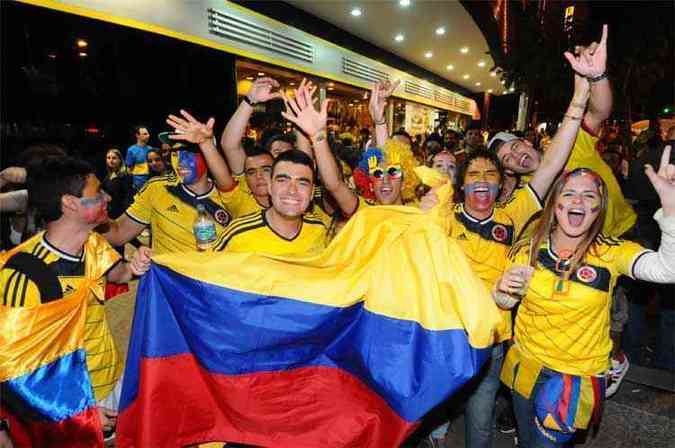 Os torcedores colombianos comemoraram muito na Savassi a vitria de sua seleo por 3 a 0 sobre a Grcia, no jogo de estreia na Copa, em 14 de junho do ano passado (foto: Euler Junior/EM/D.A Press. )