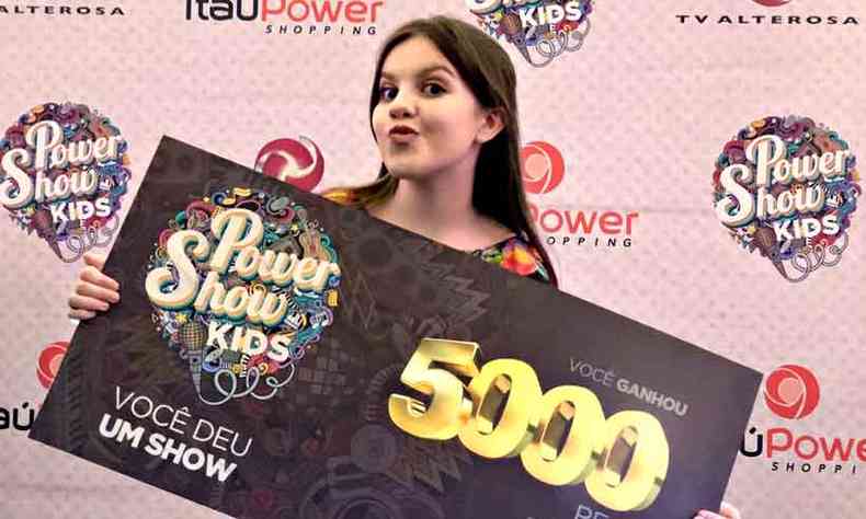 Júlia Chapman empolgou o público com seu talento e levou o título de talento Power Kids e mais um prêmio R$ 5 mil(foto: Divulgação)