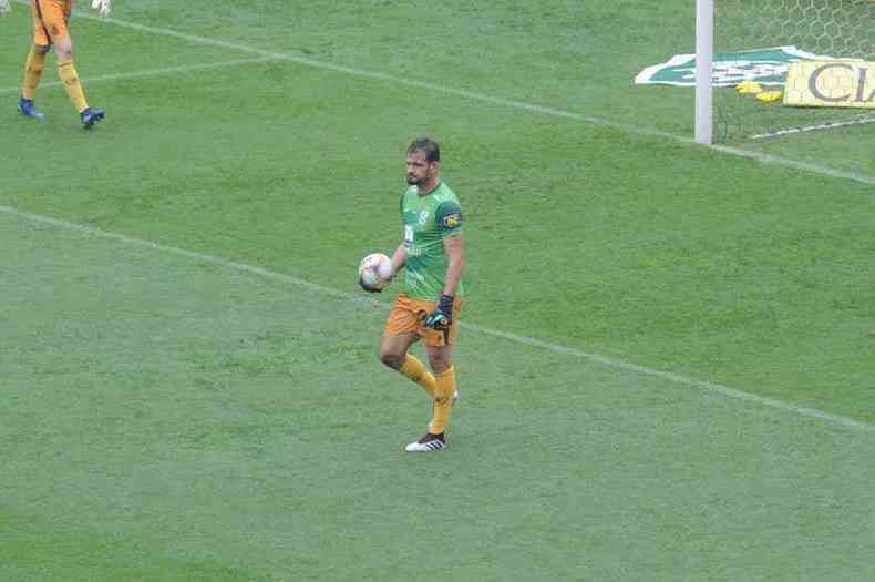Para o goleiro Matheus Cavichioli, o Amrica vai seguir %u201Ccorrendo por fora%u201D na briga com o Palmeiras para ir  final(foto: Juarez Rodrigues/EM/D.A Press %u2013 21/10/20)