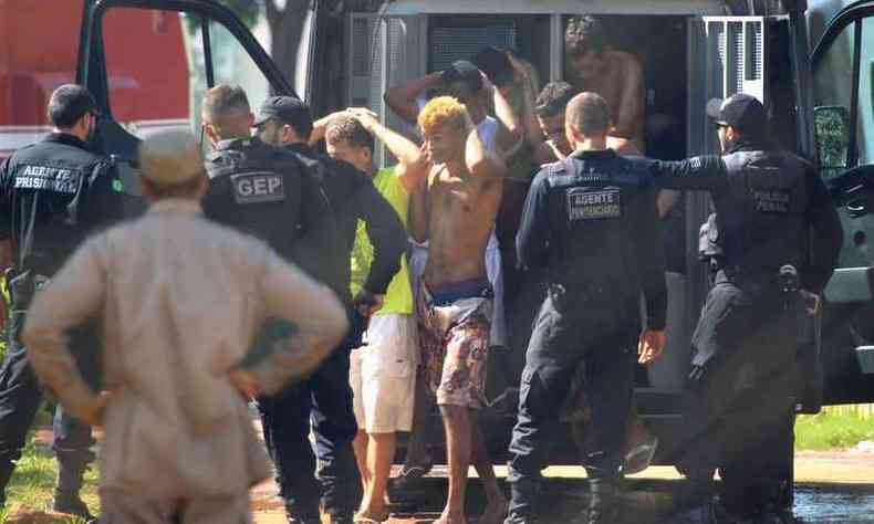 No mesmo local, na ltima segunda-feira, diversos detentos atearam fogo em colches e iniciaram uma rebelio na penitenciria(foto: CLAUDIO REIS)