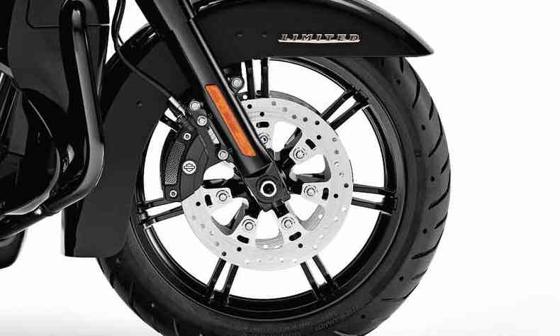 So dois discos ventilados na roda dianteira equipados com funo ABS(foto: Guilherme Veloso/Harley-Davidson/Divulgao)