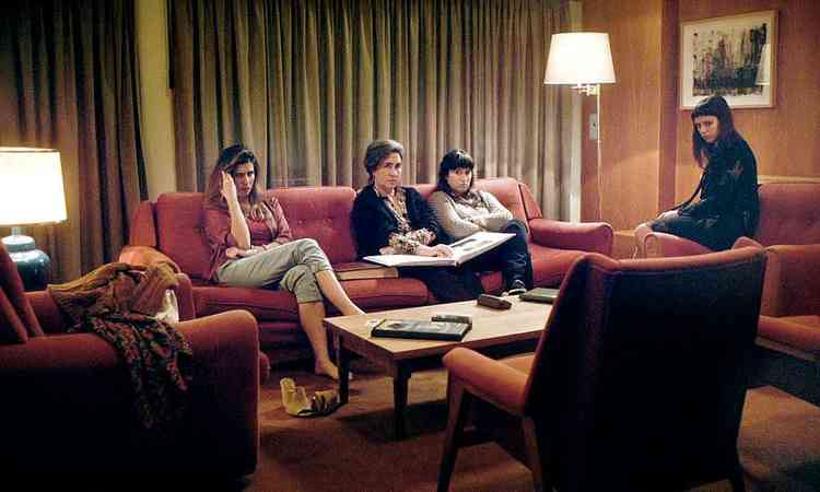 As atrizes Cleia Almeida, Rita Blanco, Vera Barreto e Madalena Almeida sentadas em sof em cena de mal viver

