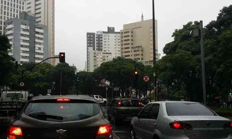 Trnsito da Regio Central de BH com cu nublado