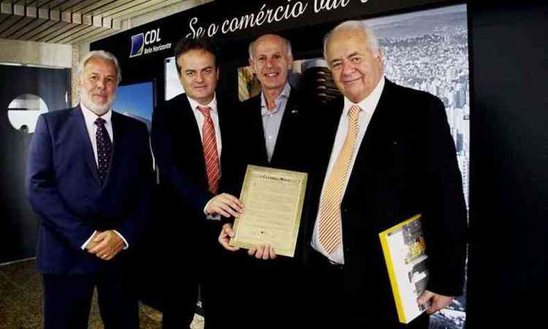 Os diretores Mrio Neves, Geraldo Teixeira da Costa Neto e lvaro Teixeira da Costa receberam a homenagem de Bruno Falci(foto: CDL / Divulgao)
