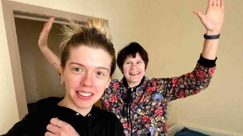 Nina, de 27 anos, vivia em uma instituio psiquitrica em Moscou at a pandemia chegar, quando a voluntria Arina, de 31 anos, a levou para morar com ela(foto: Arina Muratova)