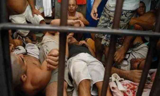 Presos na carceragem da superlotada cadeia pblica de Valparaizo (GO) (foto: Kleber Lima/CB/D.A Press)