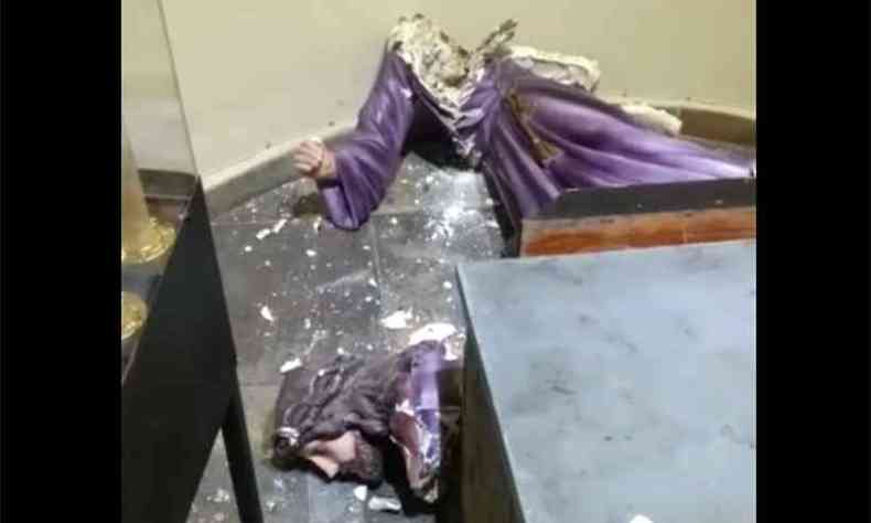 Vdeos mostram imagens destrudas dentro da igreja na ltima segunda-feira(foto: Reproduo da internet/Facebook/Paroq.NS.Remedios)