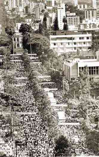 Multido se concentrou na Praa da Liberdade na chegada do corpo de Tancredo Neves, morto em abril de 1985(foto: Wilson Avelar/EM/DA Press 23/4/1985)