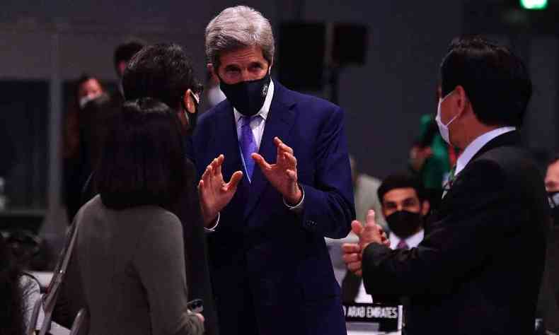 O enviado especial dos EUA para o clima, John Kerry (C) fala com a delegao japonesa antes de uma plenria durante a Conferncia sobre Mudana Climtica da ONU COP26 em Glasgow em 13 de novembro de 2021