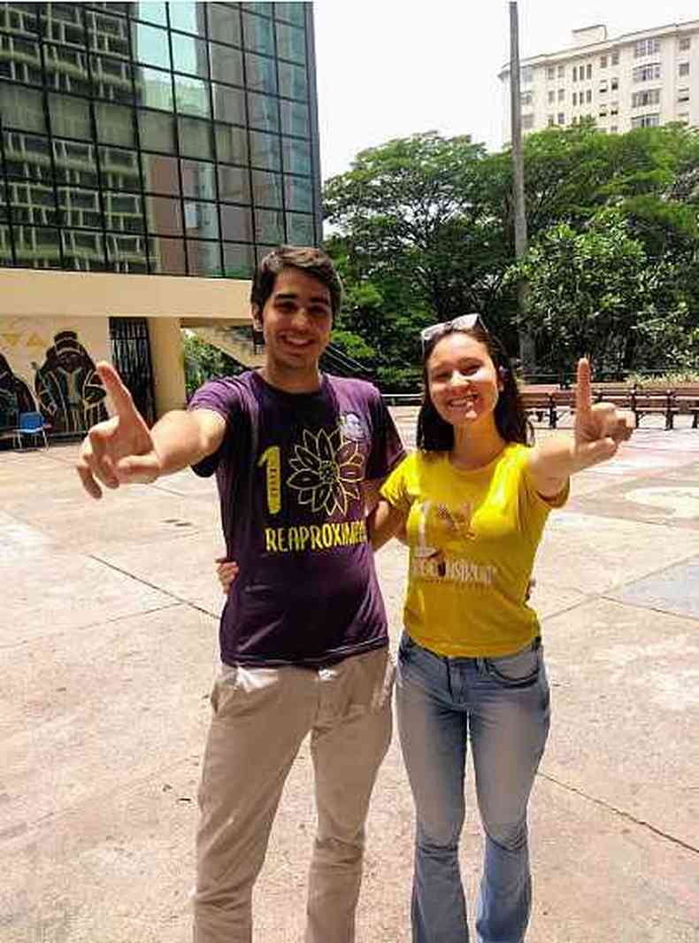 Henrique e colega fazendo campanha para as eleies do CAAP na Faculdade de Direito da UFMG(foto: Arquivo Pessoal)