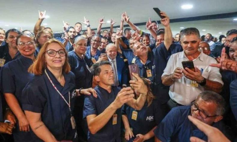 Lula e trabalhadores responsveis pela limpeza do Palcio do Planalto 