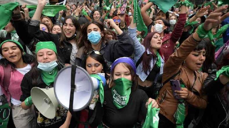 Ativistas do direito ao aborto celebraram a descriminalizao do aborto na Colmbia at 24 semanas de gravidez