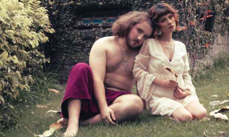 Haroldo Bontempo com a cabea no ombro de Mari Cavanellas, os dois sentados num jardim 