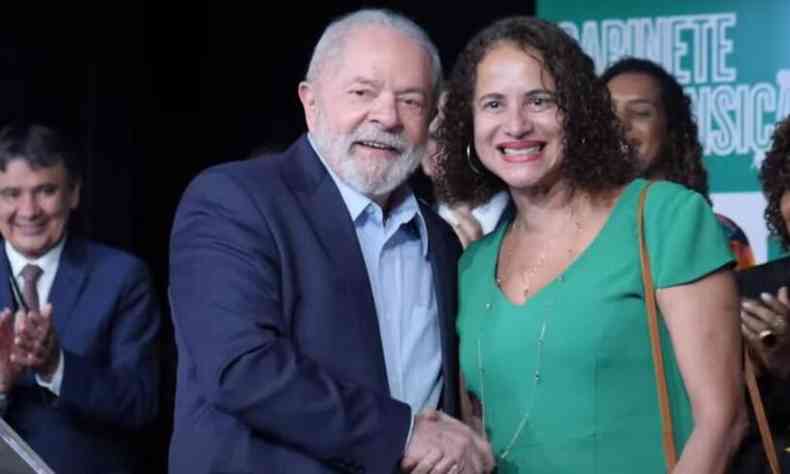 Luciana e Lula sorriem e se cumprimentam durante o anncio dos novos nomes para o ministrio
