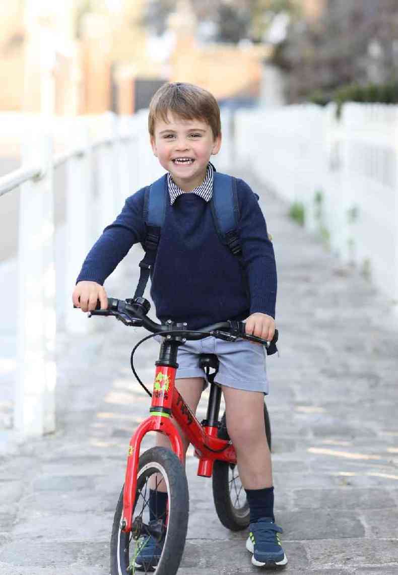 A foto de Louis em sua bicicleta foi tirada pela duquesa de Cambridge para comemorar seu terceiro aniversário(foto: Duchess of Cambridge)