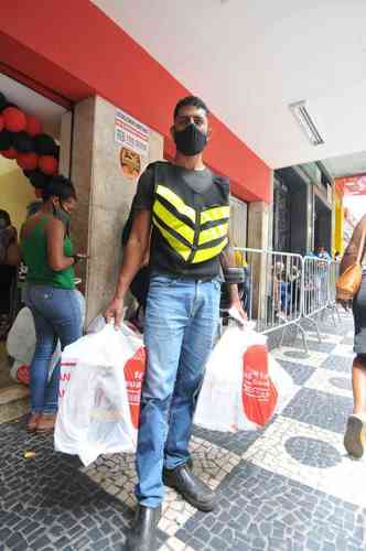 Motoboy realiza entrega de produtos em BH durante Black Friday