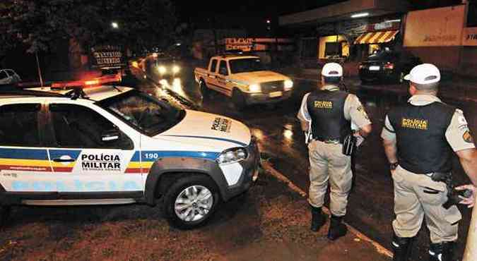 Operao da Polcia em Itajub, no Sul de Minas, cidade atacada pelo crime organizado; secretrio reconhece que novos confrontos podem ocorrer(foto: BETO MAGALHES/EM/D.A PRESS)