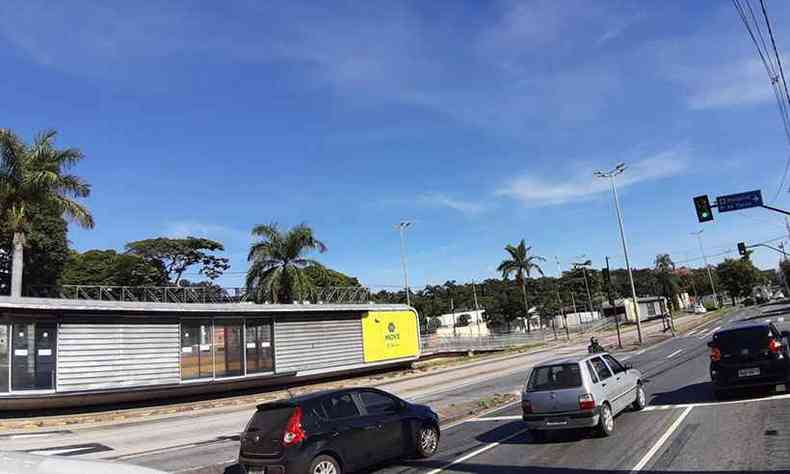 Cu claro nesta segunda-feira na Regio da Pampulha, em BH. Na foto, Avenida Antnio Carlos(foto: Gladyston Rodrigues/EM/DA Press)