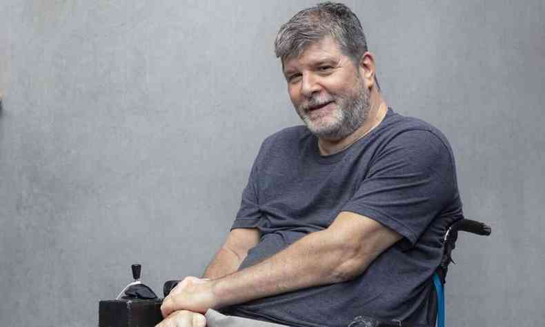 Escritor Marcelo Rubens Paiva sentado na cadeira de rodas 