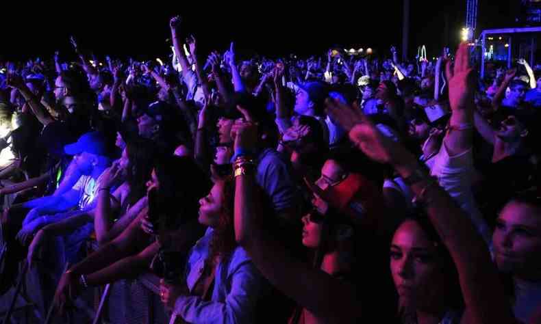 Pblico ergue os braos durante show de Djonga no Mineiro, em BH