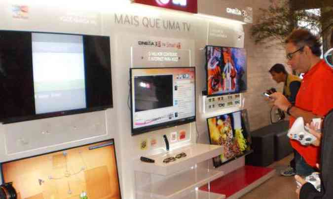 Linha Cinema 3D Smart TV da LG  exibida pela primeira vez em So Paulo para jornalistas de todo o pas(foto: Fotos: Silas Scalioni/EM/D A Press)
