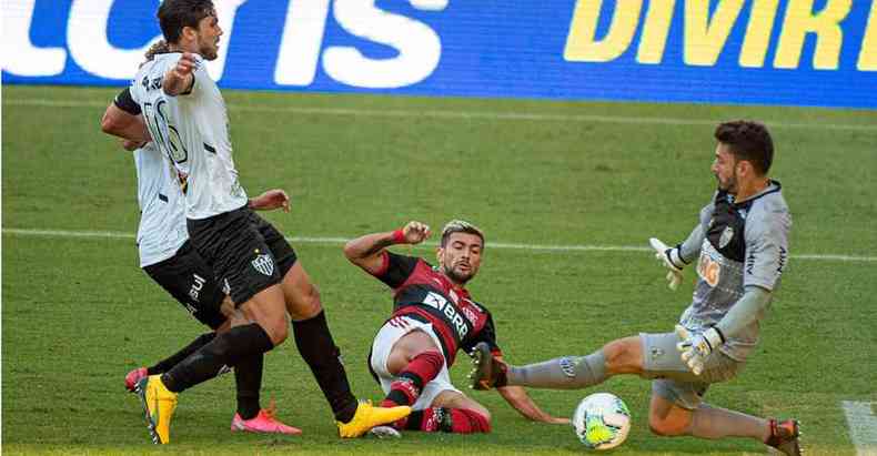A defesa do Atltico conseguiu neutralizar o ataque do Flamengo, que at teve chances, mas no marcou(foto: Alexandre Vidal/Flamengo)