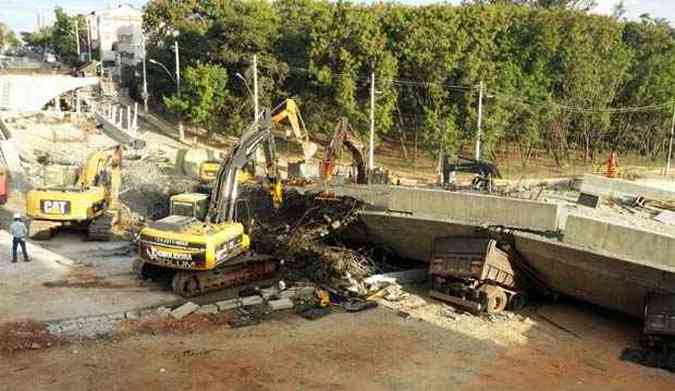 Mquinas comearam a demolir viaduto na Avenida Pedro I nesta segunda-feira(foto: Tiago de Holanda/EM/D.A.Press)