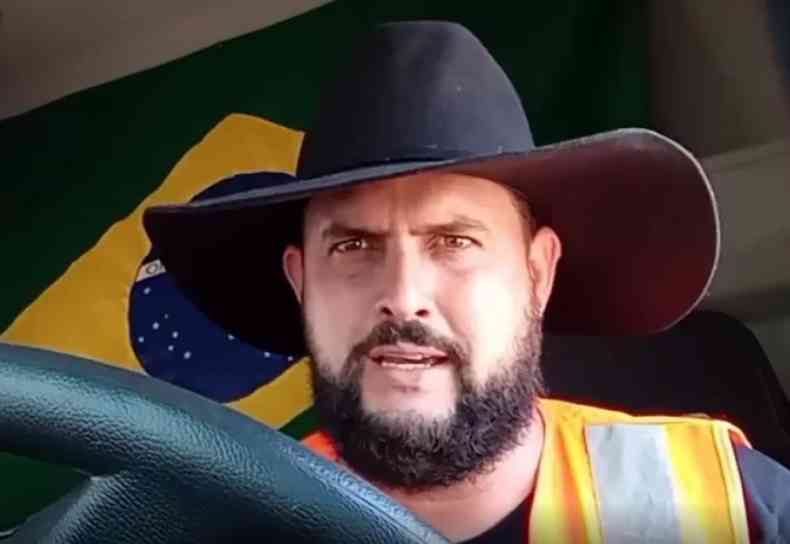 Zé Trovão em caminhão com a bandeira do Brasil