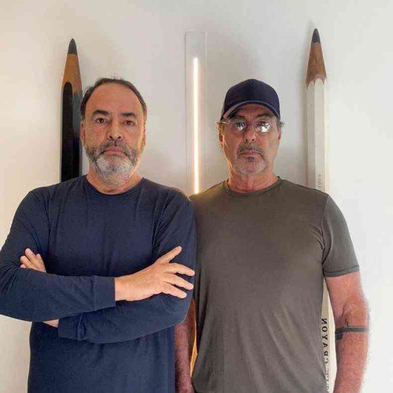 Nelson Amorim e Roberto Cimino, dois homens de meia-idade, olham para a cmera