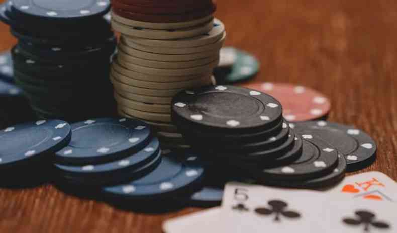 Imagem de fichas de poker em uma mesa