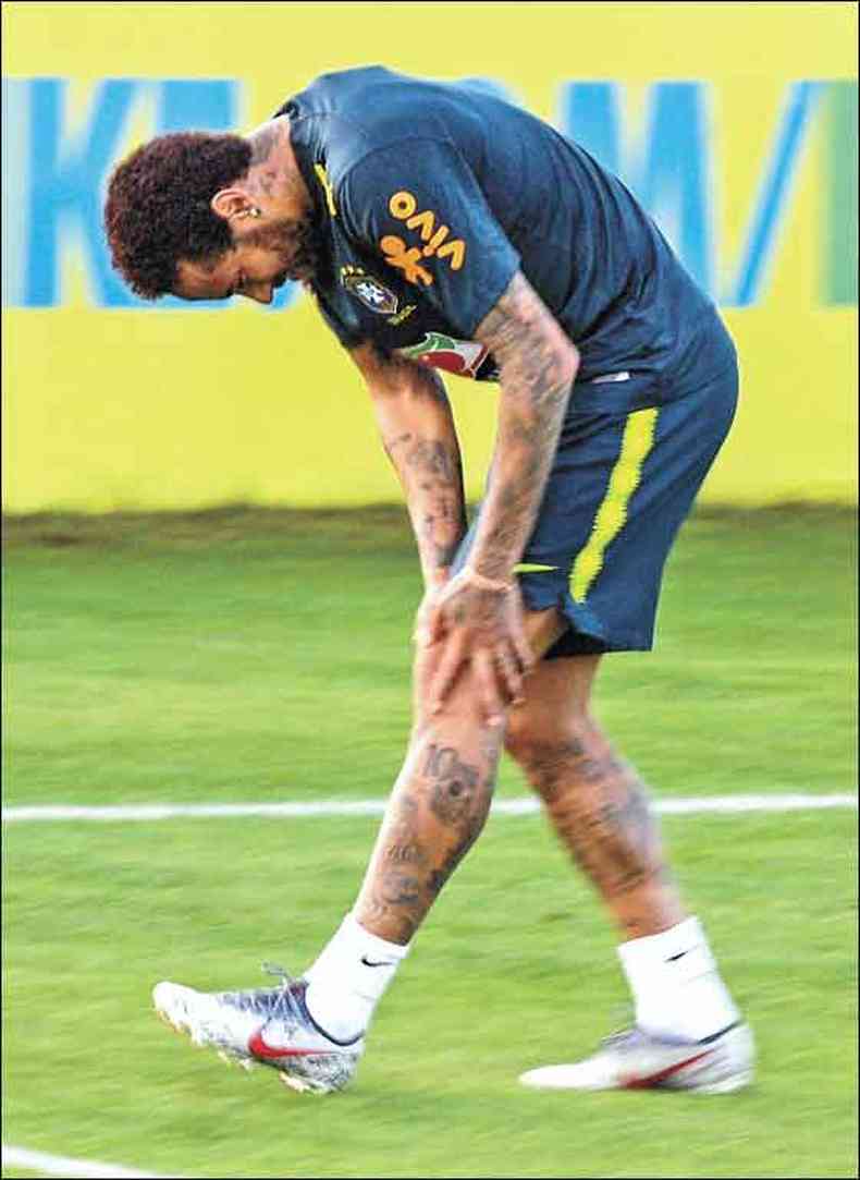 Neymar, que perdeu a condio de capito para Daniel Alves, deixou a atividade na Granja Comary antes do fim e j iniciou tratamento(foto: CARL DE SOUZA/AFP)