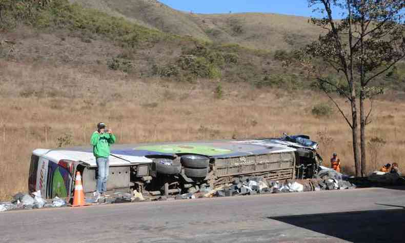 Em agosto, coliso de duas carretas e um nibus matou trs na BR-040 em Itabirito(foto: Paulo Filgueiras/EM/D.A PRESS)