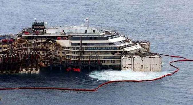 Navio ser rebocado at Gnova, onde a embarcao ser desmontada (foto: REUTERS/Alessandro Bianchi)