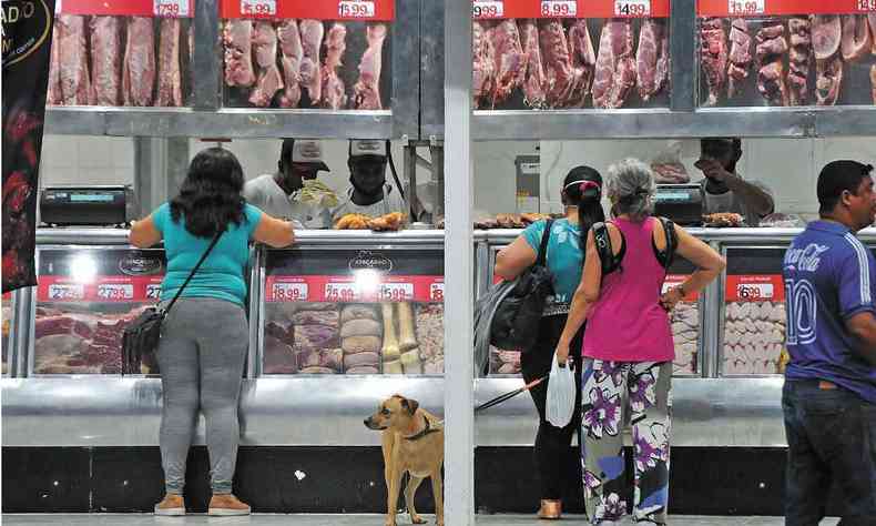 Em açougues da capital, cortes de carne serão comercializadas com desconto, mas consumidor deve ver se há limite para venda. São 800 lojas na capital com oferta também de gás, remédios e material elétrico