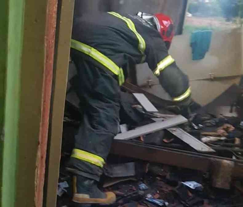 Bombeiros conseguiram salvar mveis e pertences em meio ao incndio(foto: CBMMG)
