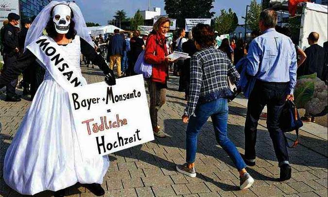 Manifestação na Alemanha contra a aquisição da Monsanto pela Bayer. Transação envolveu US$ 63 bilhões (foto: Patrik Stollarz/AFP 25/5/18) Manifestação na Alemanha contra a aquisição da Monsanto pela Bayer. Transação envolveu US$ 63 bilhões (foto: Patrik Stollarz/AFP 25/5/18)
