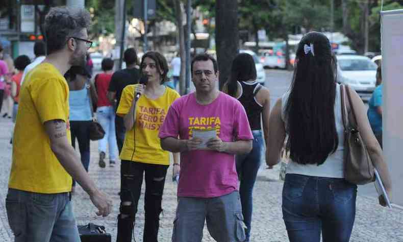 Integrantes do Tarifa Zero panfletaram em frente  sede do governo municipal(foto: Tlio Santos/EM/D.A Press)