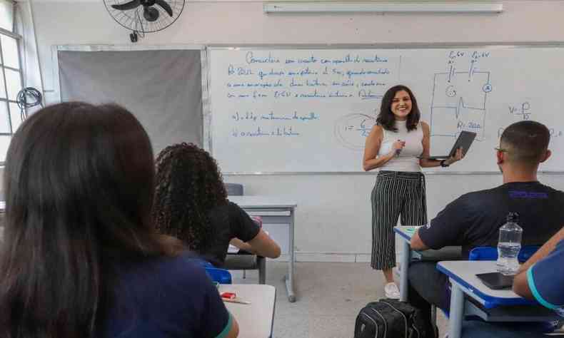 professora ensina alunos em sala de aula