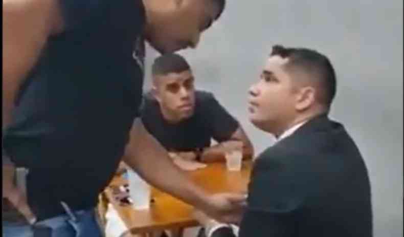 Falso promotor  preso aps tentativa de extorquir ex-policial militar 