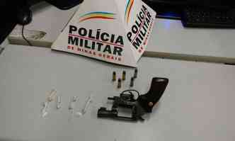 Revlver calibre 38 e nove pedras de crack foram apreendidos na ocorrncia(foto: Polcia Militar/Divulgao)