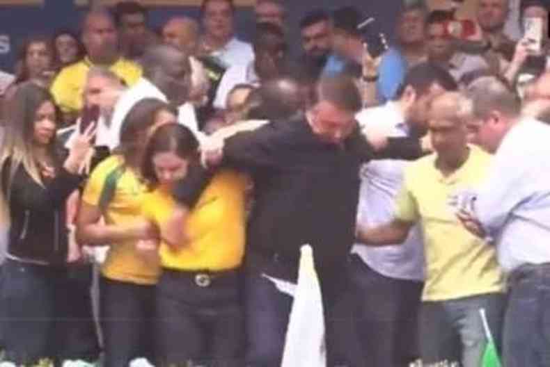 Bolsonaro leva susto ao ver palanque com instabilidade 