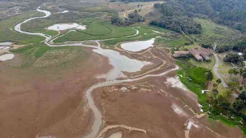 Baixo nvel de represas que abastecem Curitiba tem limitado a oferta de gua aos moradores(foto: Agncia de Notcias do Paran)