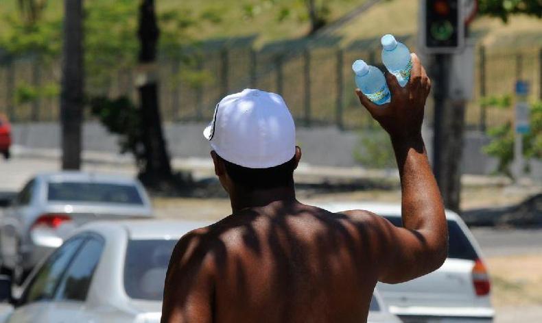 Vendedor de gua em farol sem camisa e usando bon branco