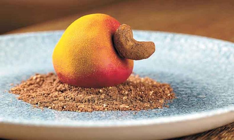 Entremet de mousse de mascarpone, biscoito de caju e compota de caju(foto: Rodrigo Azevedo/Divulga��o)