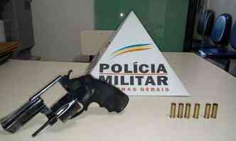 Arma apreendida ser entregue  Polcia Civil, junto com o preso de 18 anos(foto: Polcia Militar/Divulgao)