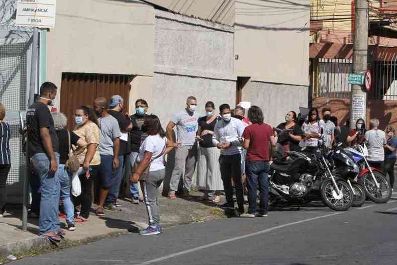 Pessoas fazem fila para serem vacinadas em posto de sade na capital(foto: Edsio Ferreira/EM/DA Press)
