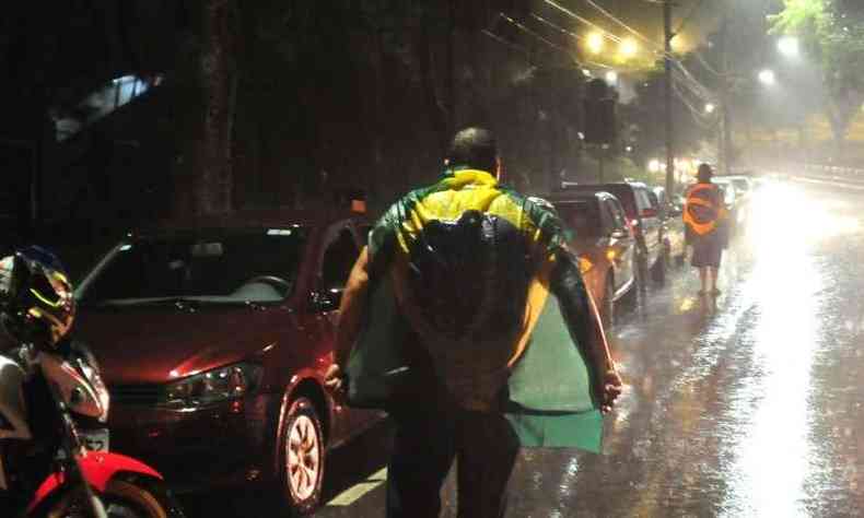 Manifestantes protestaram debaixo de muita chuva nesta quarta-feira (15)(foto: Tlio Santos/EM/D.A Press)